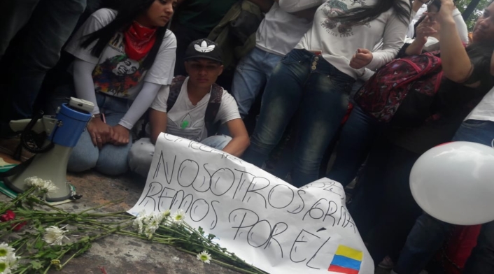 Con banderas, flores y carteles, decenas de personas realizaron una oración por el estudiante.