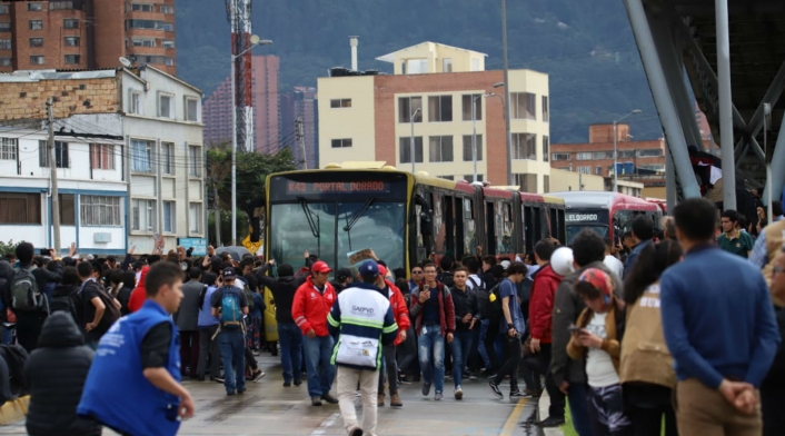 Paro nacional - Bloqueos en la Calle frente a la Universidad Nacional
