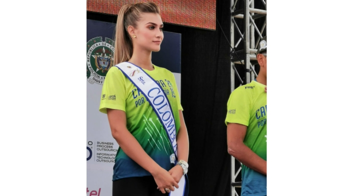 Señorita Colombia en la Carrera 10 K de la Policía