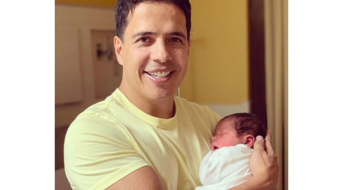 Actor Freddy Flórez con su cuarto hijo