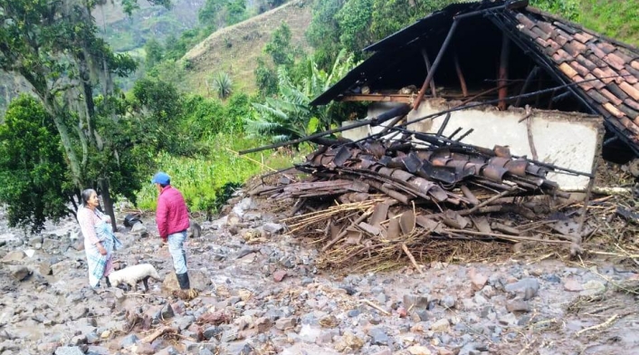 De esta casa semidestruida pro el río, despareció la mujer de avanzada edad