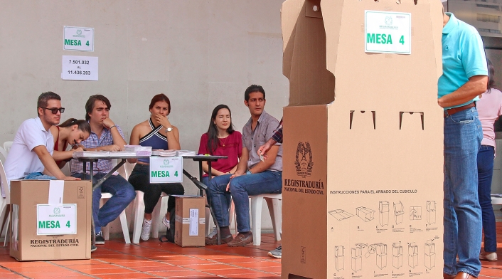 Colombianos ejerciendo su derecho al voto en Bogotá