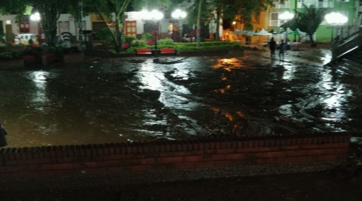 La emergencia tras el torrencial aguacero obligó a la evacuación de varios habitantes de esa población.