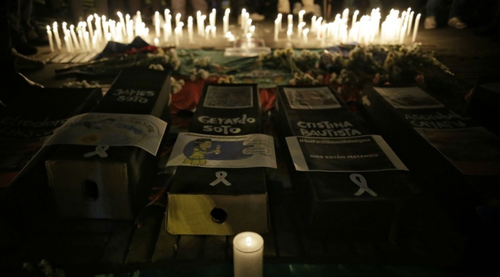 Velatón en la plaza de Bolívar de Bogotá por asesinato de indígenas.