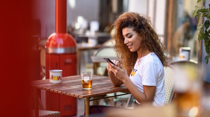 Una joven usando su smartphone