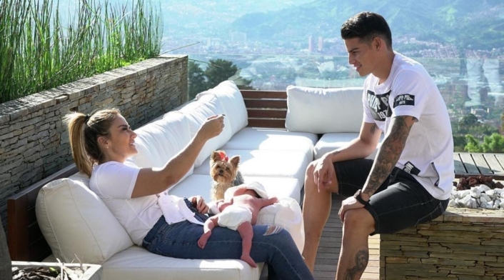 James Rodríguez con su mamá y su nuevo hijo