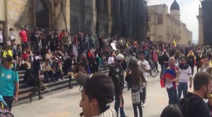 Manifestantes se encuentran en la Plaza de Bolívar