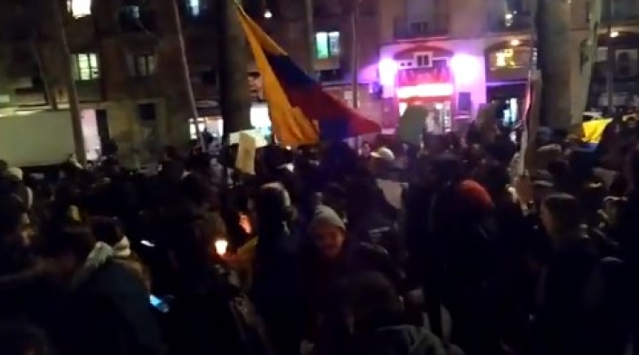 Colombianos marchando en el exterior