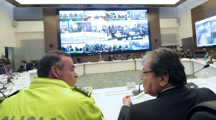 Ministro de la Defensa, Carlos Holmes Trujillo y el director de la policía metropolitana de Bogotá