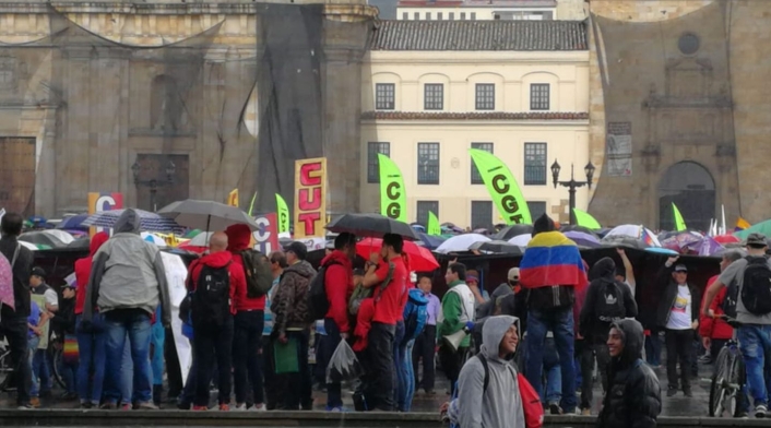 Mientras llegaban los marchantes, la lluvia también fue parte fundamental de la jornada.