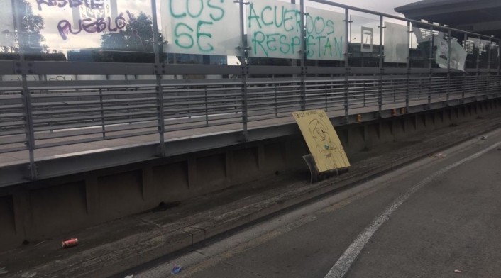 Vándalos atacaron las estaciones de Transmilenio en la Calle 26. Vándalos atacaron las estaciones de Transmilenio en la Calle 26.