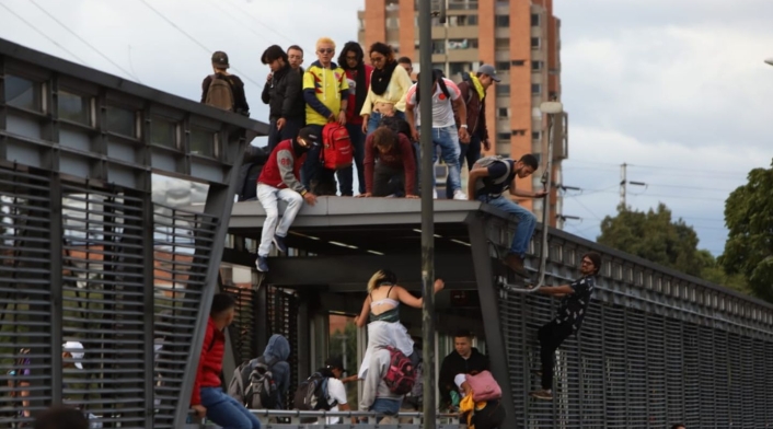 Aunque ha sido una manifestación pacífica, algunos se han tomado sin violencia las estaciones de Transmilenio.