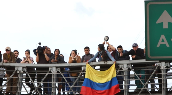En los puentes peatonales de la Autopista Norte, algunos también han sacado sus banderas para protestar.