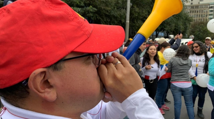 Con vuvuzelas y carteles de agrupan los manifestantes.