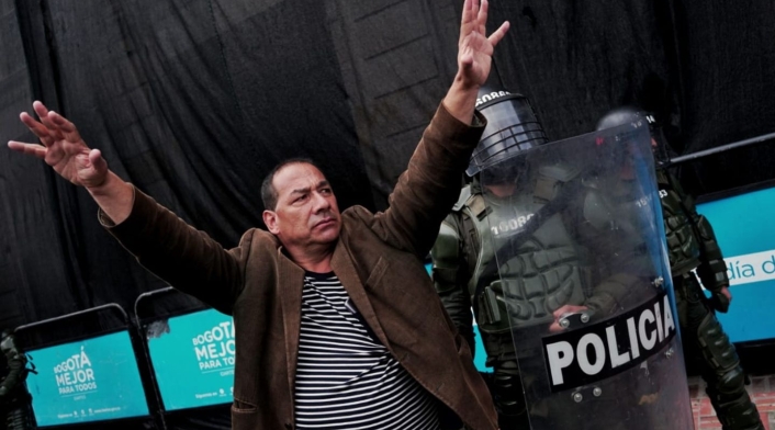 Algunas personas tratan de calmar los ánimos en la Plaza de Bolívar en medio del paro nacional.