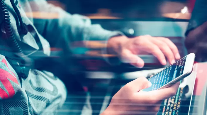 Hacker con un smartphone