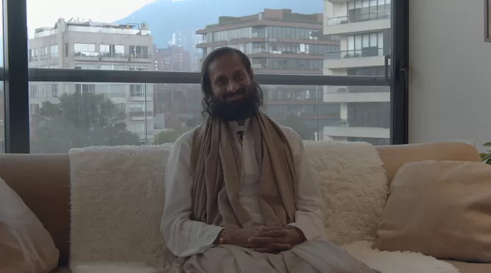 Swami Paramtej enseña técnicas de respiración para ser feliz