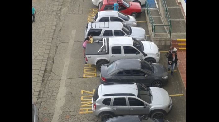 Parqueaderos en vía pública