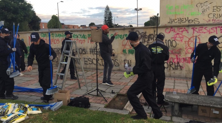 Limpian monumento a 'Los Héroes' en Bogotá, vandalizado durante protestas.