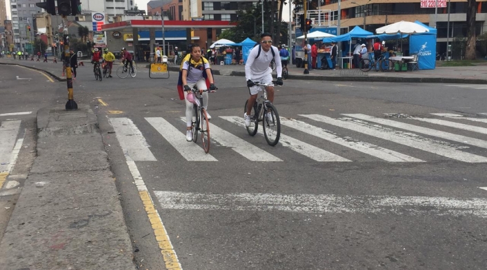 Ciudadanos en la ciclovía Bogotana ciclovía Bogotana