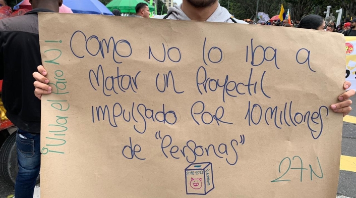 Pancartas en medio del paro nacional, en Bogotá