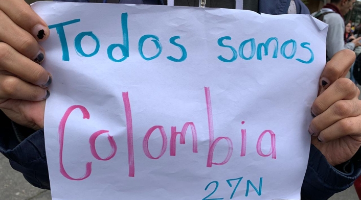 Pancartas en medio del paro nacional, en Bogotá