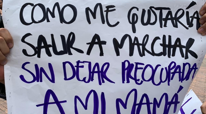 Las pancartas hablan durante las marchas del paro nacional.