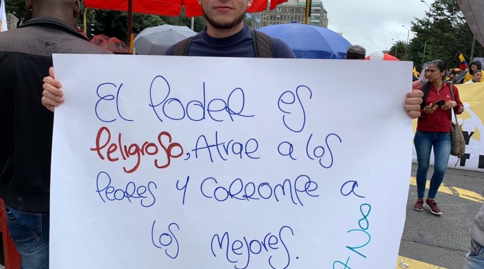 Pancartas en medio del paro nacional, en Bogotá