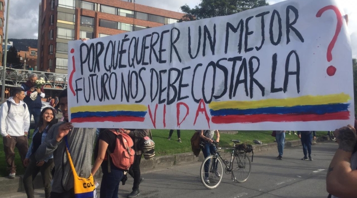 Pancartas en medio del paro nacional, en Bogotá