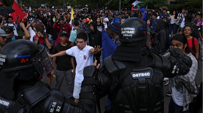 Choques entre manifestantes y la policía antidisturbios.