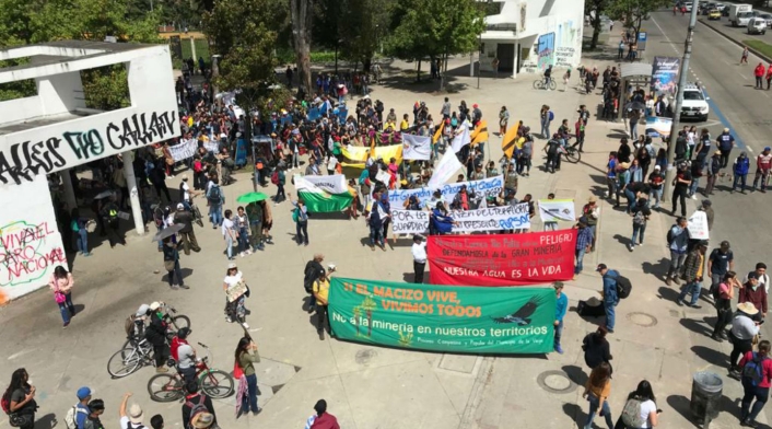 Indígenas bloquean la Avenida NQS