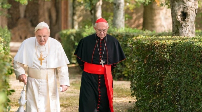 Anthony Hopkins y Jonathan Pryce en 'Los dos papas' (Netflix)