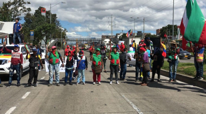 Indígenas bloquean la Avenida NQS