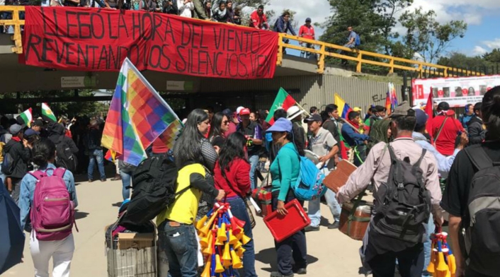 Indígenas bloquean la Avenida NQS