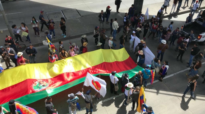 Indígenas bloquean la Avenida NQS