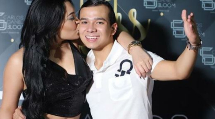 Ana del Castillo junto al hijo de Carlos Bloom, manager de Silvestre Dangond