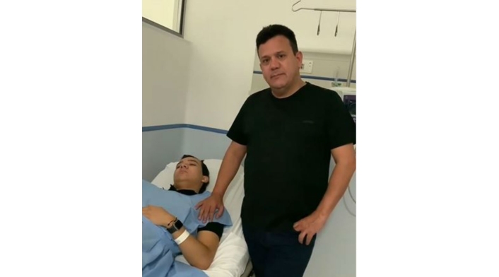 Hijo de Carlos Bloom herido en accidente