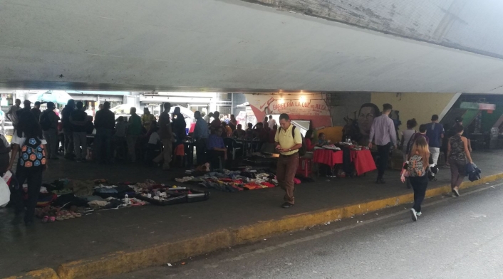 En medio de tumulto, funcionan las barberías ambulantes