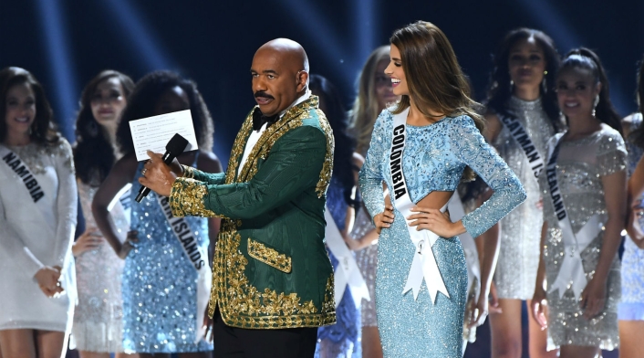 Gabriela Tafur en Miss Universo junto a Steve Harvey