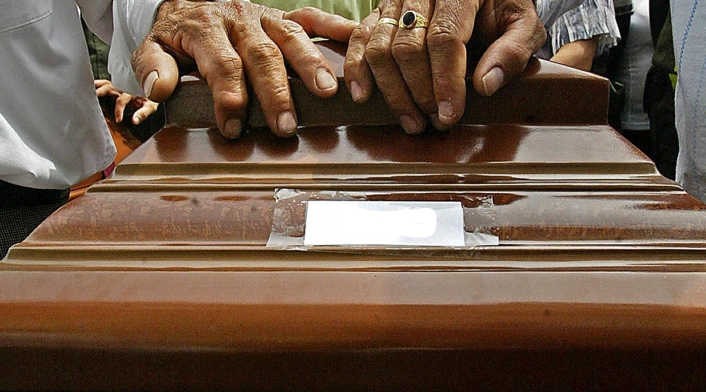 Familiares adelantan funerales de víctimas de masacre.