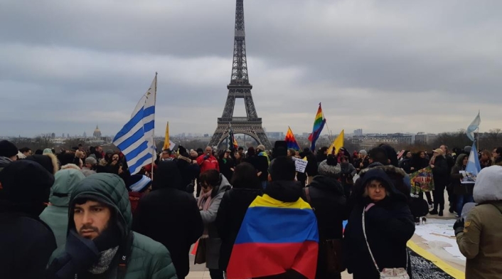 Cacerolazo en París.