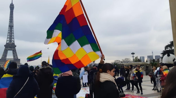 Cacerolazo en París.
