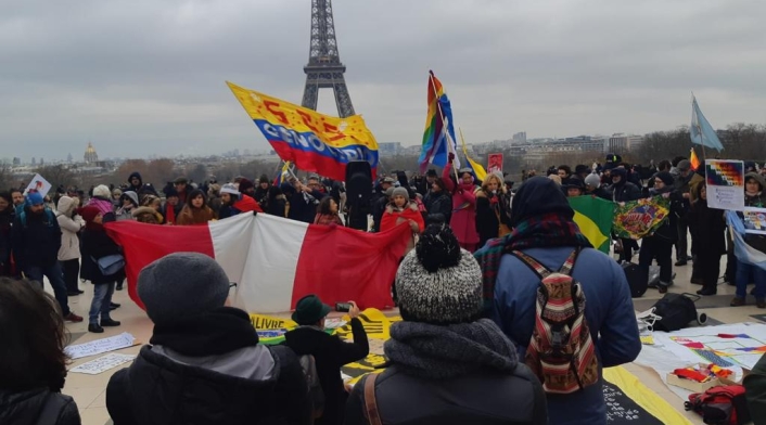 Cacerolazo en París.