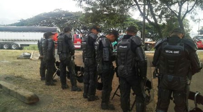 Varios encapuchados empezaron a realizar acciones vandalicas en la Avenida Pasoancho, frente a Unicentro, al sur de Cali.