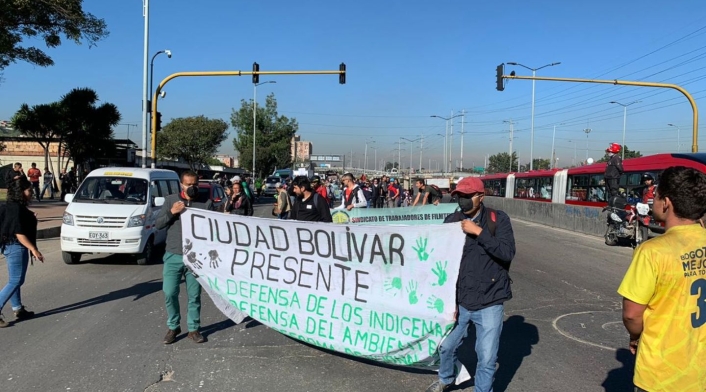 Varias personas han tenido que bajarse de los buses de Transmilenio. Varias personas han tenido que bajarse de los buses de Transmilenio.