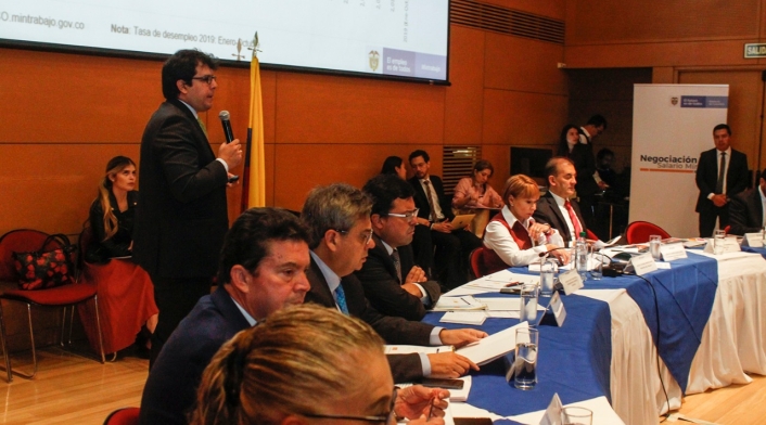 Representantes de las centrales obreras participan en la mesa de concertación salarial