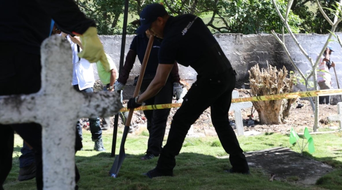 Exhumación de restos en cementerio de Dabeiba, Antioquia.