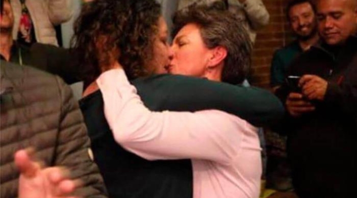 Claudia López y Angélica Lozano se besan el día de la victoria en las elecciones en Bogotá
