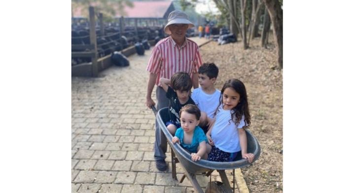 Álvaro Uribe Vélez con sus nietos