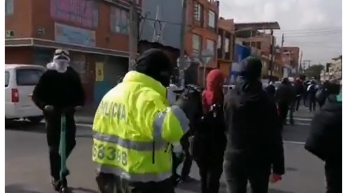 Encapuchado con chaqueta de policía Encapuchado con chaqueta de policía